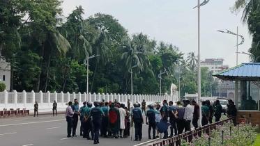 Students submit memorandum at Bangabhaban
