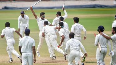 india_red_ball.jpg
