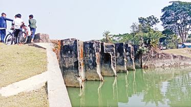 kochopatra-river-sluice-gate-damage.jpg