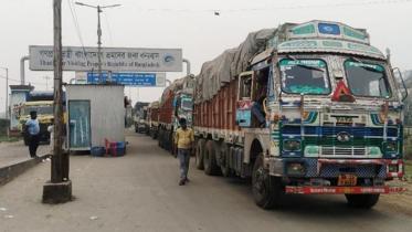benapole_photo_-import-export_resume_through_benapole_port_after_8_days_goods_delivery_stoped_-05.04.25.jpg