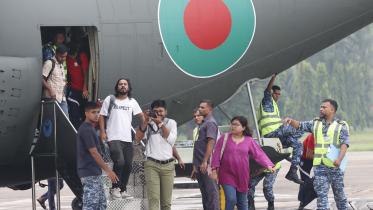 Bangladeshis return from nepal