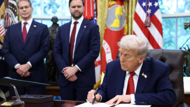 Trump signs TikTok deal.png