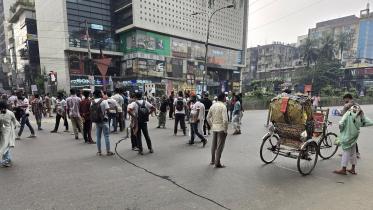 July fighters block Mirpur Road in Dhanmondi