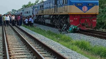 Train hits auto-rickshaw.jpg