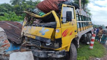 Truck-hits rice mill.jpg