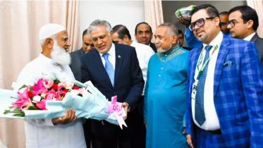 Pakistans deputy PM visits ailing Jamaat Ameer.jpg