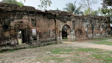 Naodanga Zamindar Palace crumbling into oblivion in Kurigaram.jpg
