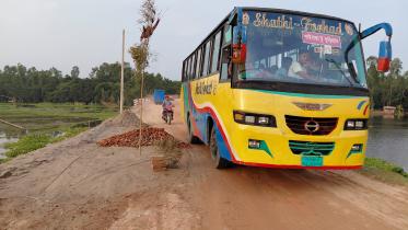 Three-kilometre approach road of Mawlana Bhashani Bridge still unfinished_4872.jpg