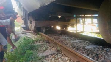 Commuter train derails in Brahmanbaria.jpg