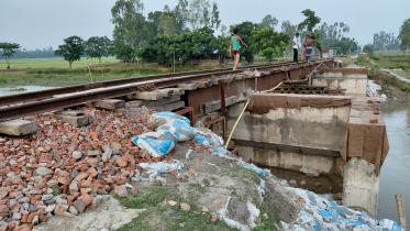Railway bridge over Dudhkhawa canal poses accident risk in Kurigram_53c8.jpg