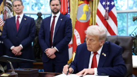 Trump signs TikTok deal.png