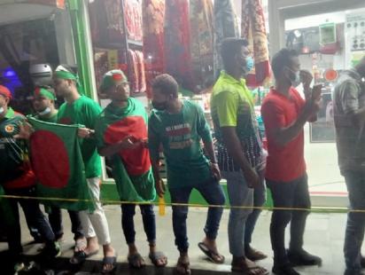 bangladesh_fans_outside_the_stadium.jpg