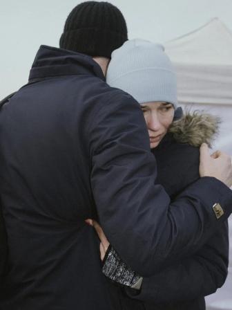 ismail-ferdous-ukraine-woman-man-hugging.jpg