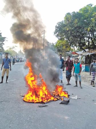 cop villagers clash 2.jpg