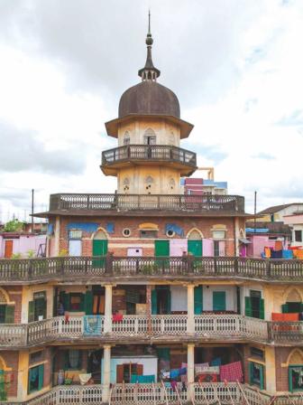 Uronto, flying away in search of art