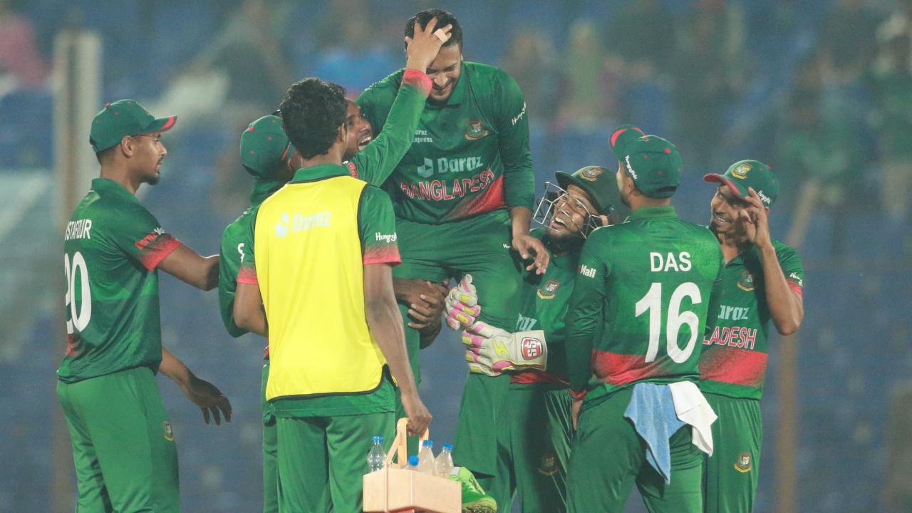 shakib_300_wickets_5.jpg